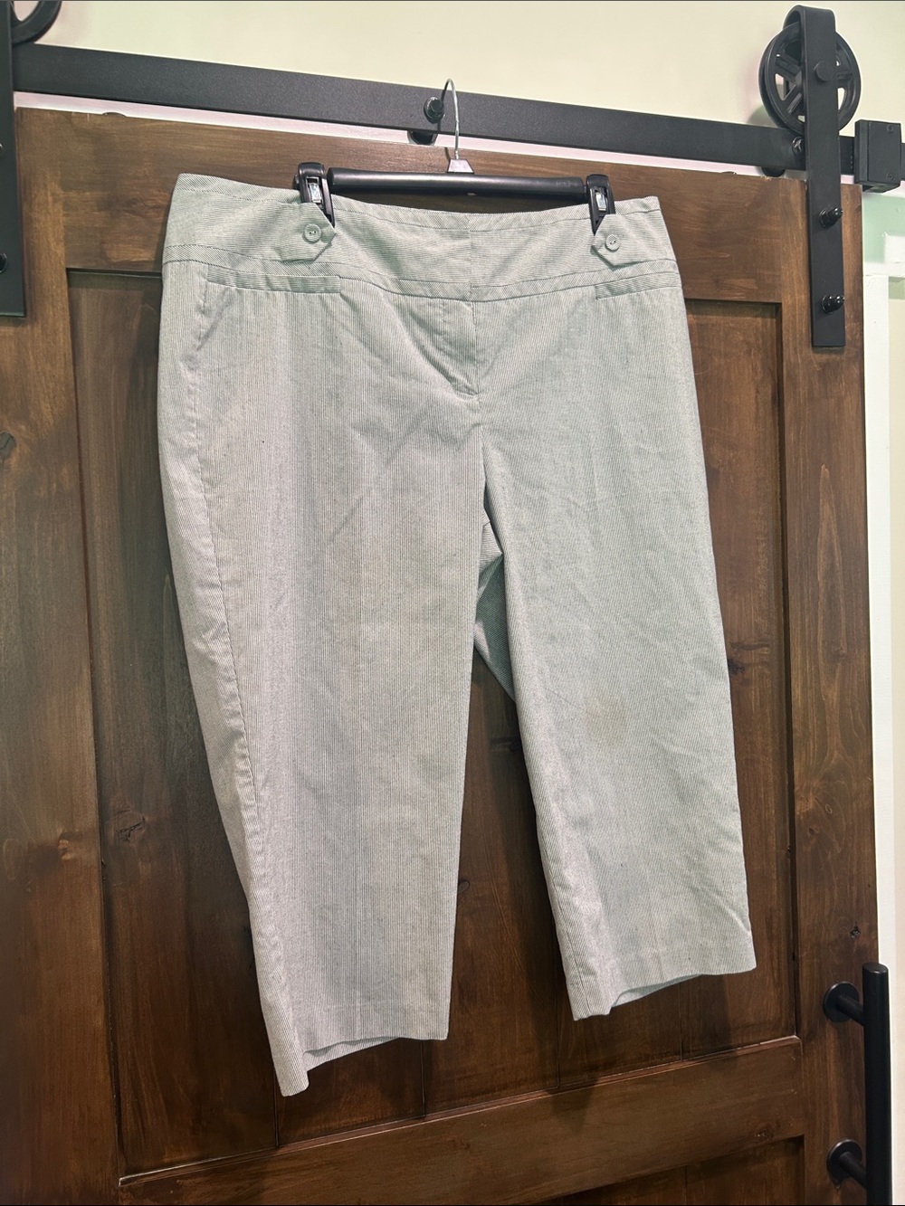 E156 Sharagano Light Gray Pinstripe Cropped Capris - Size 16